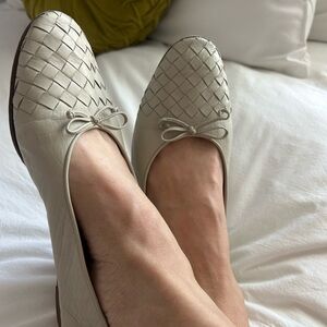 Beautiful lightly used pair of cream/bone colored Bottega intrecciato flats.